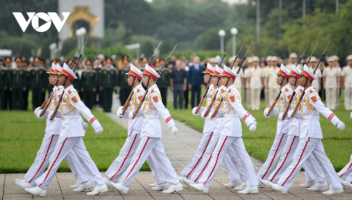 Thiêng liêng nghi thức treo cờ rủ Quốc tang Tổng Bí thư Nguyễn Phú Trọng - Ảnh 3.