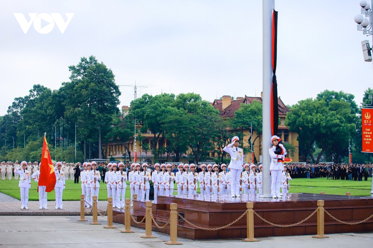 Thiêng liêng nghi thức treo cờ rủ Quốc tang Tổng Bí thư Nguyễn Phú Trọng - Ảnh 6.