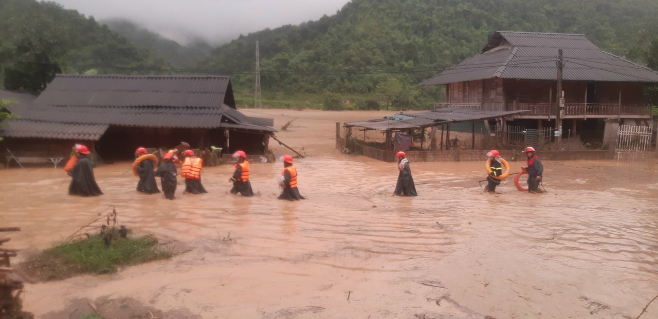 Lũ quét, sạt lở đất nghiêm trọng ở Điện Biên khiến 3 người tử vong, 4 người mất tích - Ảnh 12.