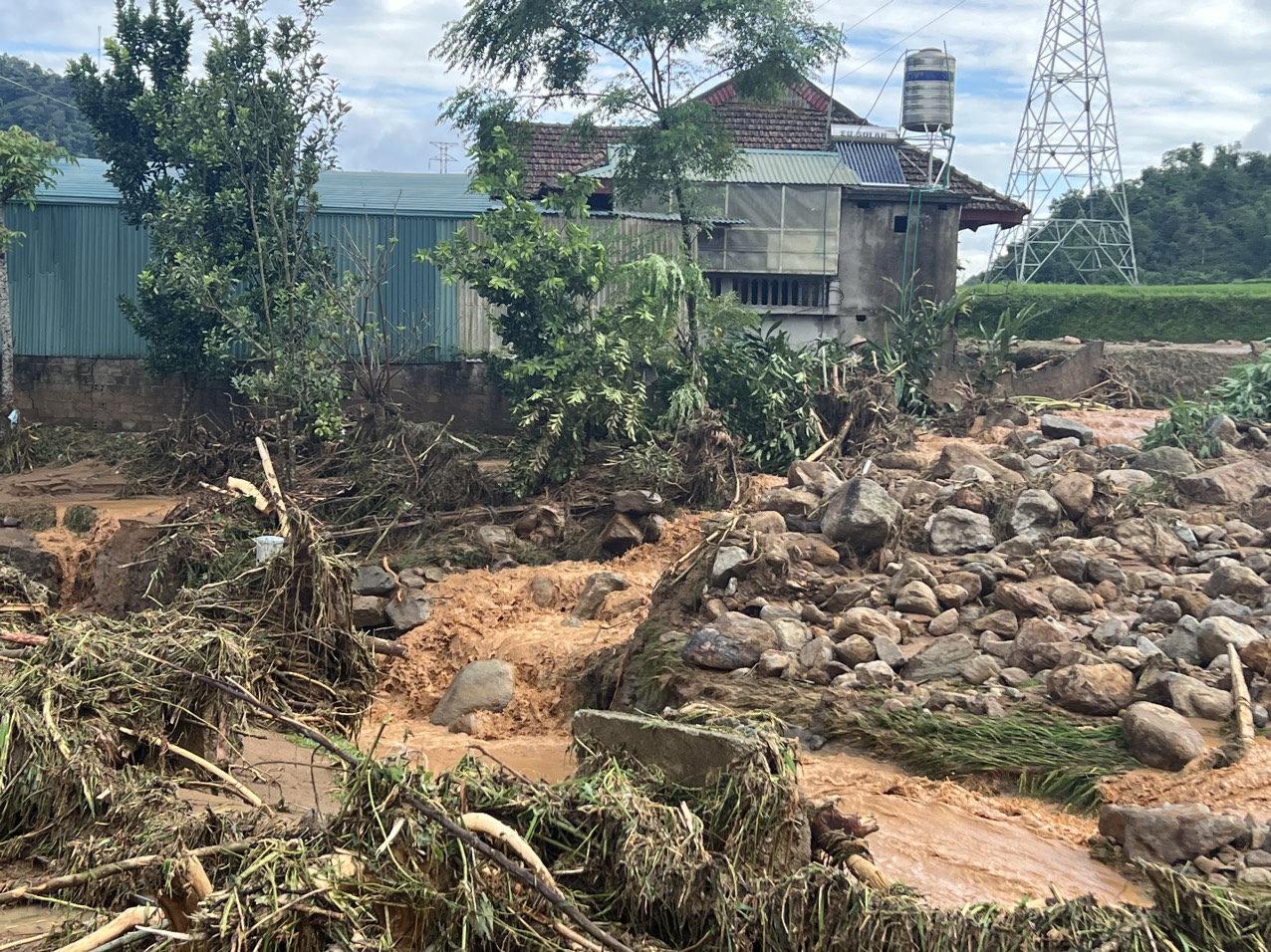 Lũ quét, sạt lở đất nghiêm trọng ở Điện Biên khiến 3 người tử vong, 4 người mất tích - Ảnh 7.