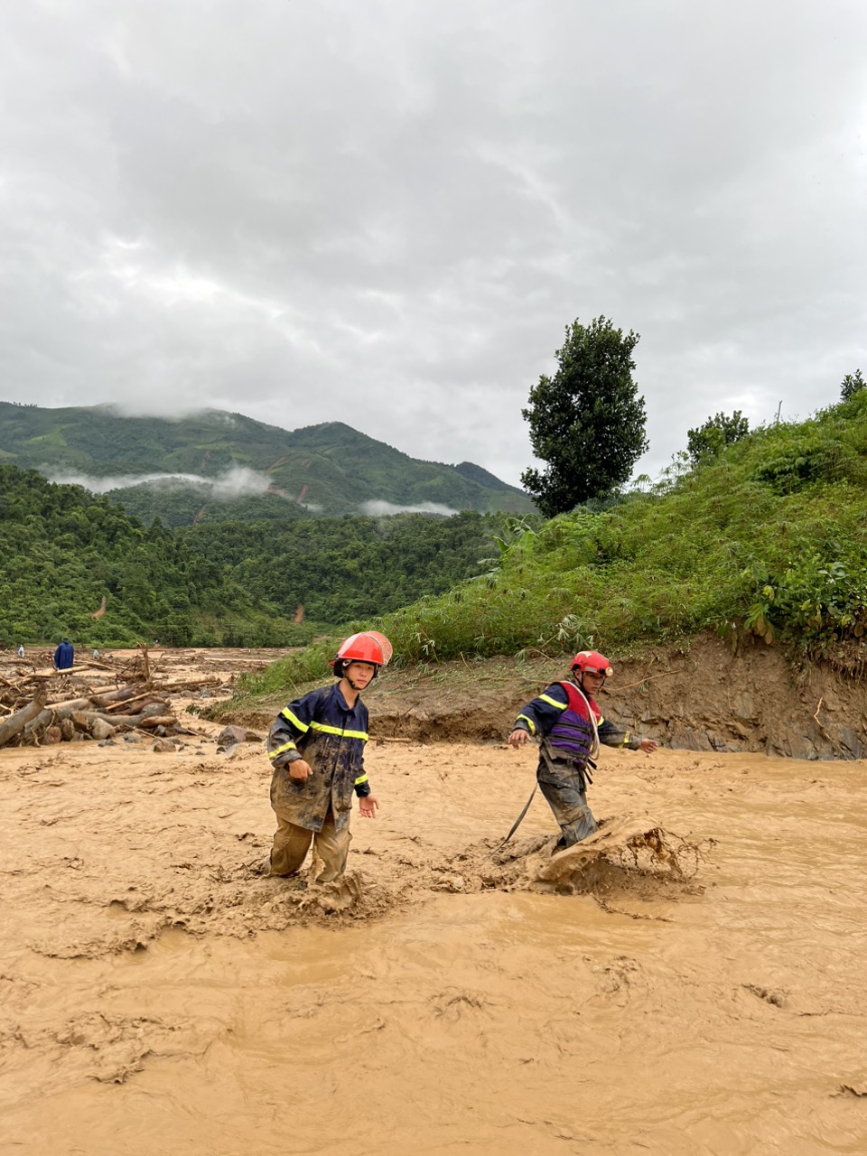 Lũ quét, sạt lở đất nghiêm trọng ở Điện Biên khiến 3 người tử vong, 4 người mất tích - Ảnh 11.