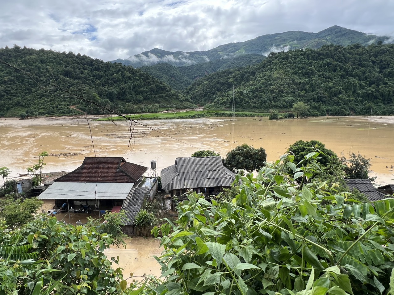 Lũ quét, sạt lở đất nghiêm trọng ở Điện Biên khiến 3 người tử vong, 4 người mất tích - Ảnh 8.