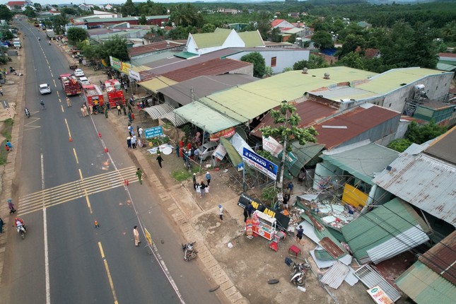 Nhân chứng &quot;đứng tim&quot; giây phút xe container lao vào nhà dân khiến 3 người tử vong - Ảnh 4.