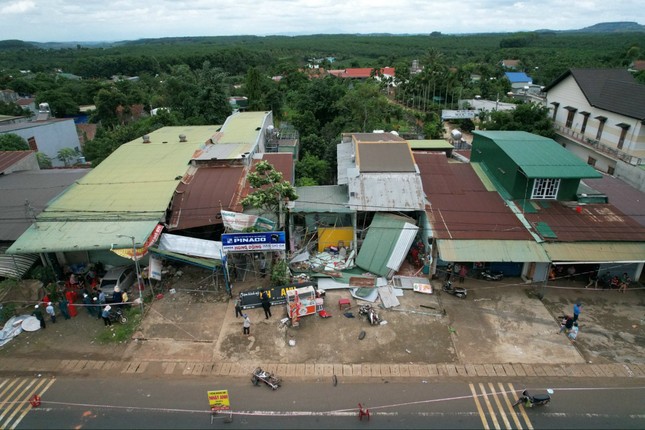 Nhân chứng &quot;đứng tim&quot; giây phút xe container lao vào nhà dân khiến 3 người tử vong - Ảnh 5.