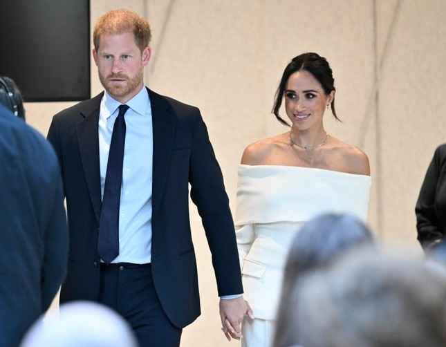 Harry không muốn đưa Meghan Markle về Anh - Ảnh 1.