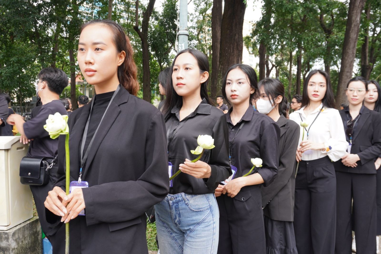 Những giọt nước mắt rơi khi xem Lễ truy điệu Tổng Bí thư tại Hội trường Thống Nhất - Ảnh 8.