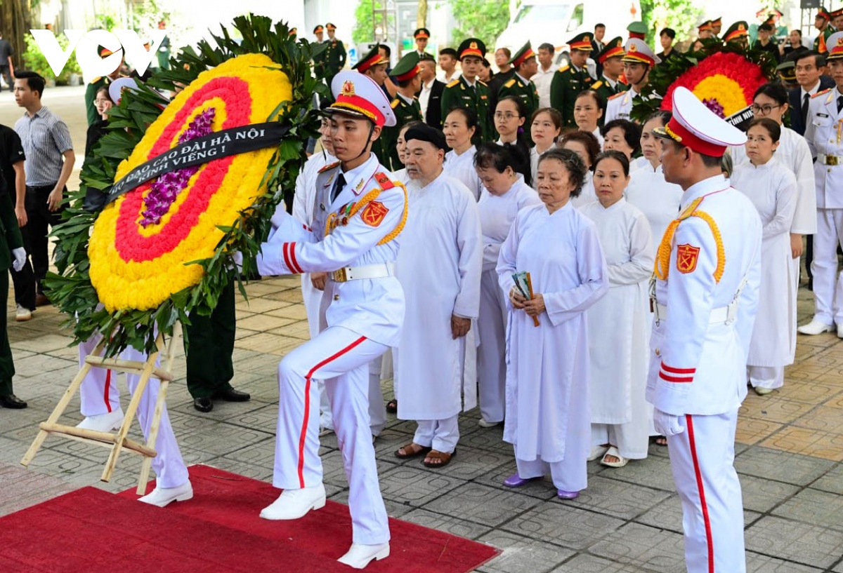 Cập nhật: Người dân xếp hàng từ 5h sáng chờ vào viếng Tổng Bí thư Nguyễn Phú Trọng - Ảnh 2.