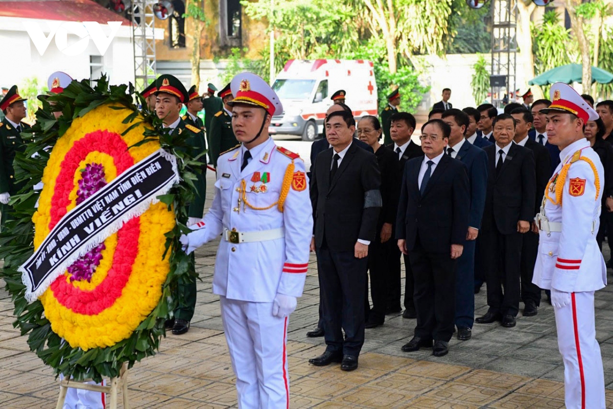 Cập nhật: Người dân xếp hàng từ 5h sáng chờ vào viếng Tổng Bí thư Nguyễn Phú Trọng - Ảnh 1.