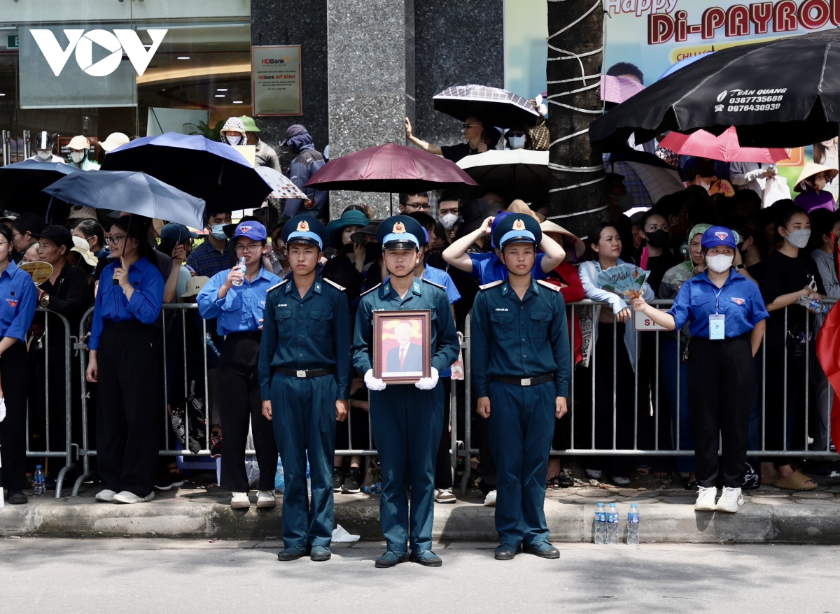 Trực tiếp: Tiễn biệt Tổng Bí thư Nguyễn Phú Trọng về nơi an nghỉ cuối cùng - Ảnh 3.