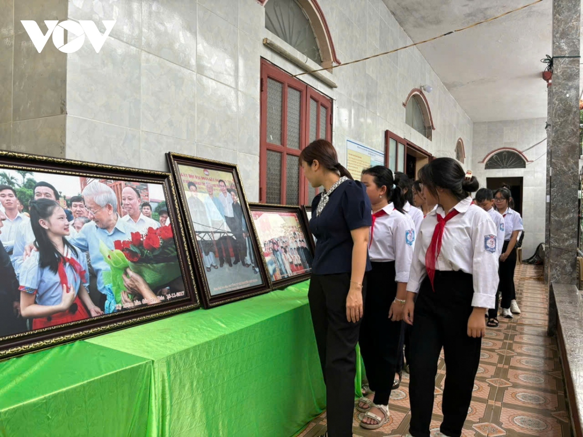 Trực tiếp: Dòng người nối dài chờ viếng Tổng Bí thư Nguyễn Phú Trọng - Ảnh 2.