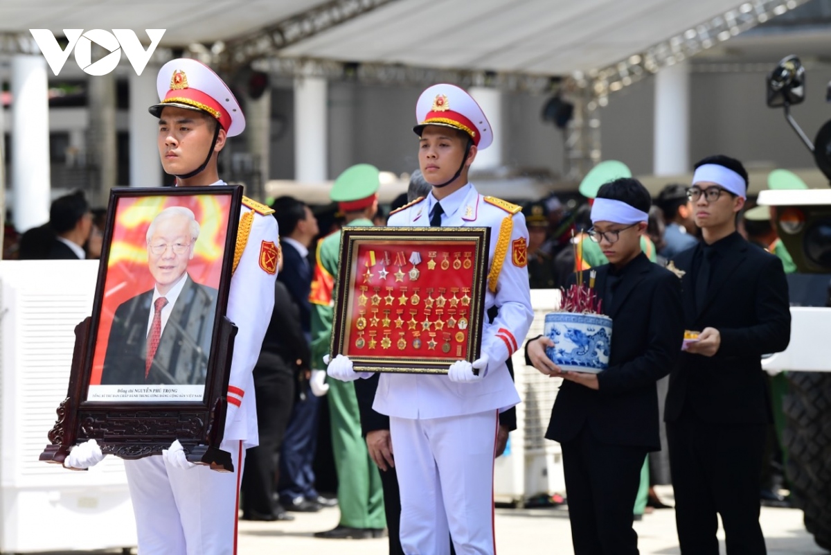 Trực tiếp: Tiễn biệt Tổng Bí thư Nguyễn Phú Trọng về nơi an nghỉ cuối cùng - Ảnh 1.