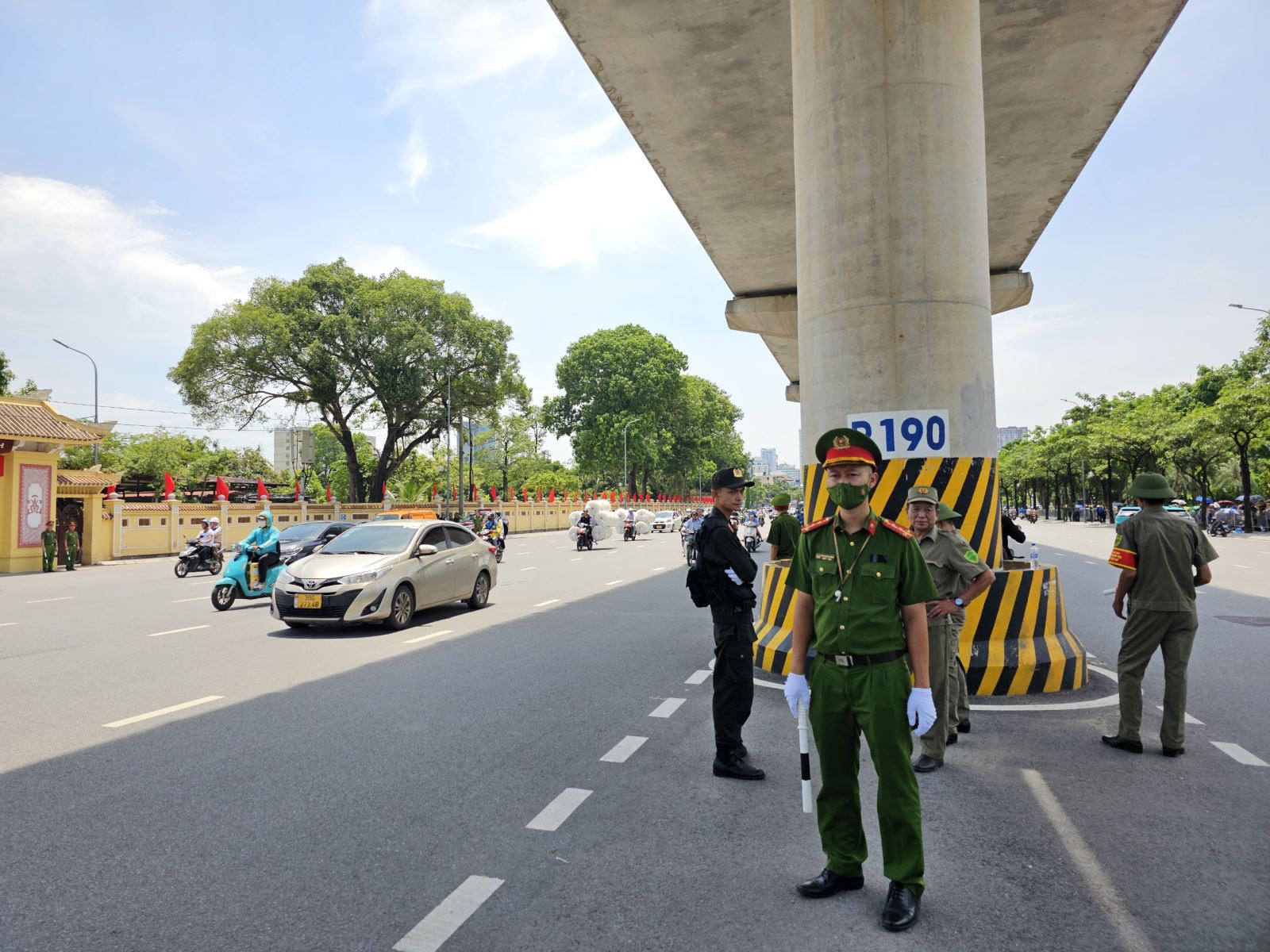 Người dân xếp hàng chờ viếng tại Nghĩa trang Mai Dịch, công tác chuẩn bị lễ tang đã sẵn sàng - Ảnh 4.