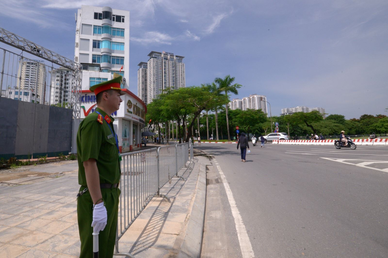 Người dân xếp hàng chờ viếng tại Nghĩa trang Mai Dịch, công tác chuẩn bị lễ tang đã sẵn sàng - Ảnh 2.