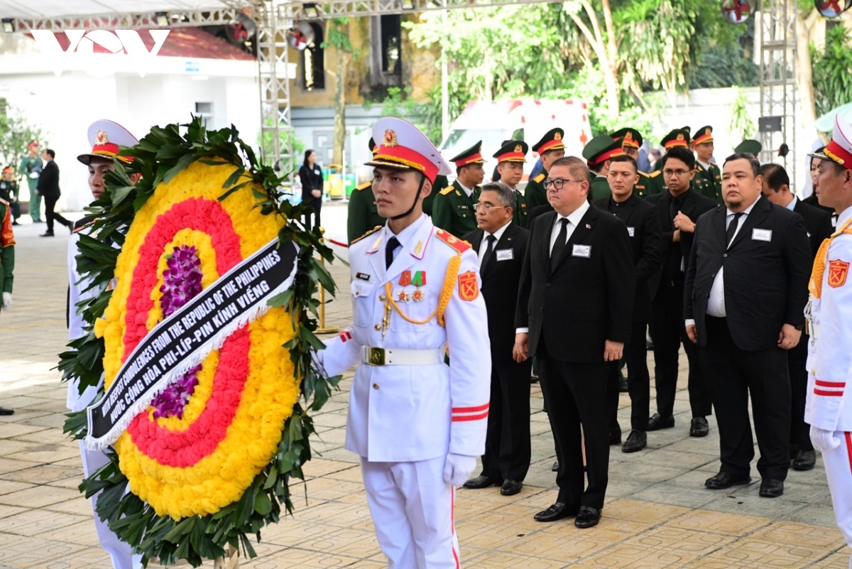 Trực tiếp: Dòng người nối dài chờ viếng Tổng Bí thư Nguyễn Phú Trọng - Ảnh 2.