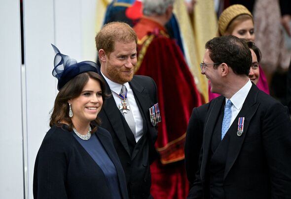 Công chúa Beatrice và Eugenie một lòng hướng về Hoàng gia Anh, mối quan hệ với nhà Harry - Meghan ngày càng lạnh nhạt- Ảnh 3.