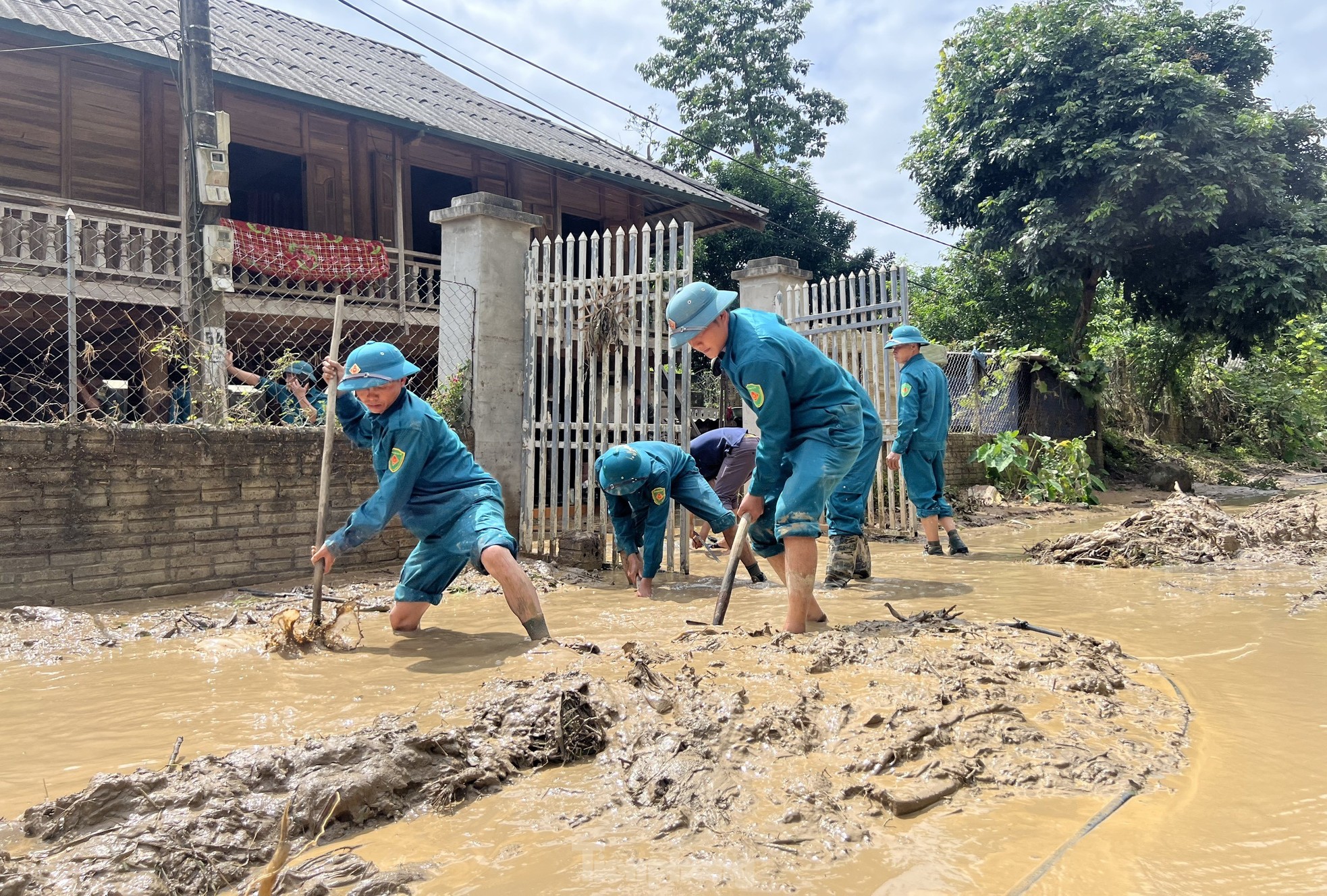 Bới từng gốc cây, lật từng tảng đá tìm người mất tích do lũ quét ở Điện Biên - Ảnh 2.