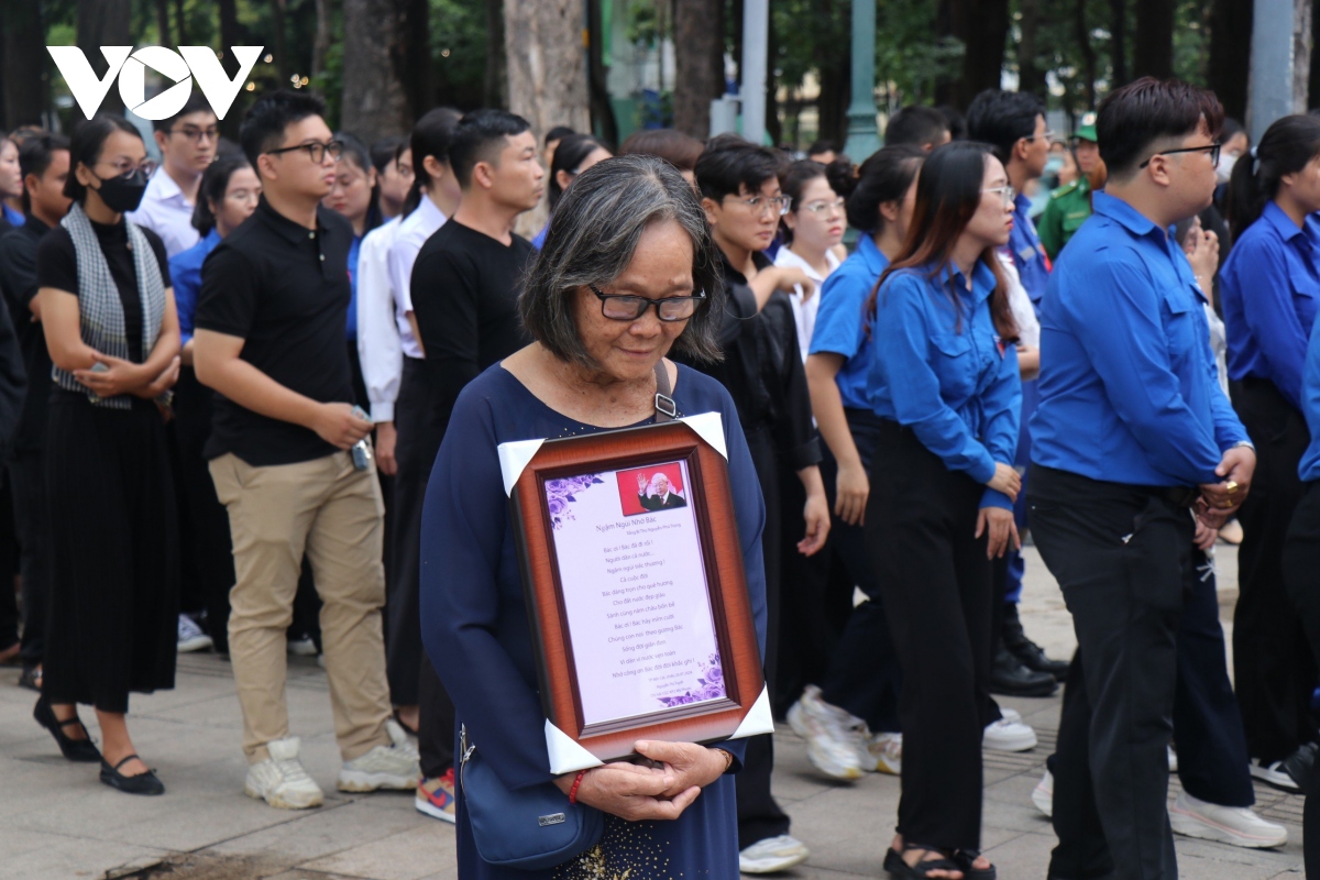 Trực tiếp: Dòng người nối dài chờ viếng Tổng Bí thư Nguyễn Phú Trọng - Ảnh 7.