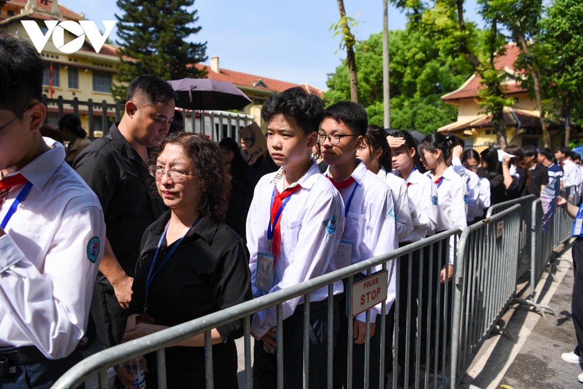 Trực tiếp: Dòng người nối dài chờ viếng Tổng Bí thư Nguyễn Phú Trọng - Ảnh 1.