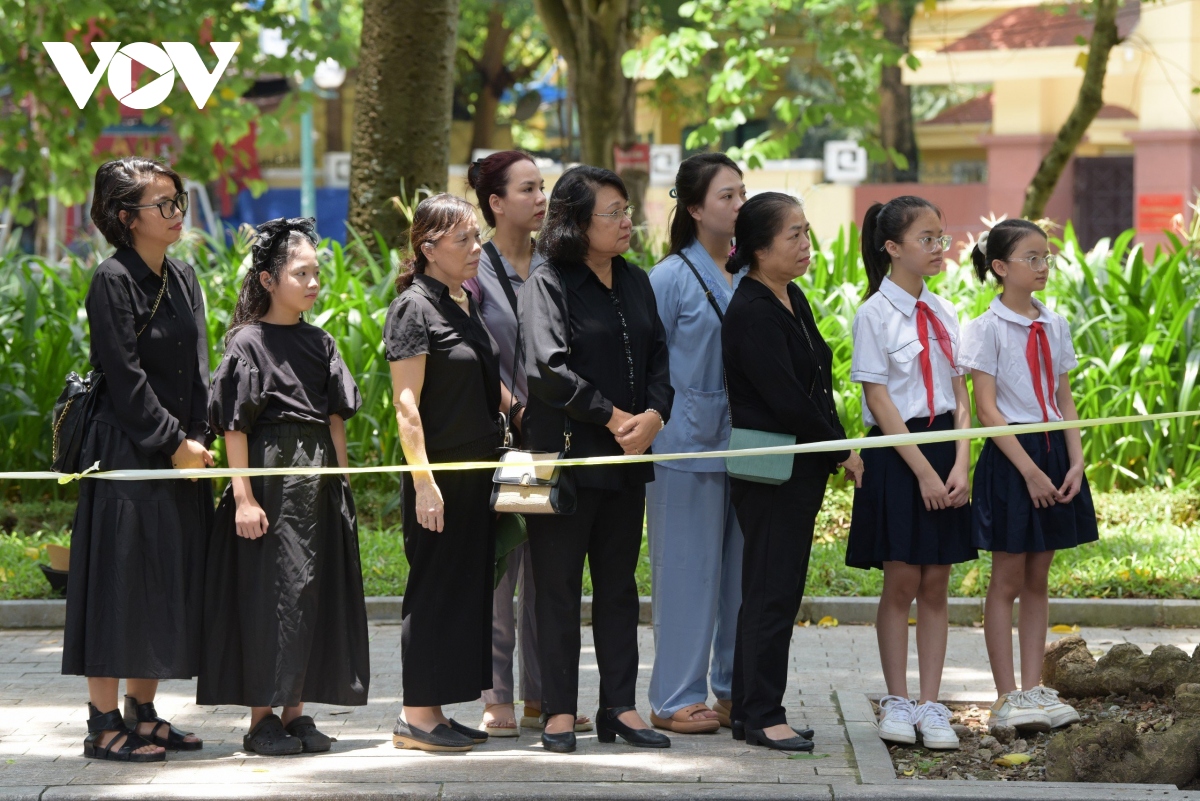 Người dân đổ ra đường chờ đợi tiễn biệt Tổng Bí thư Nguyễn Phú Trọng - Ảnh 12.