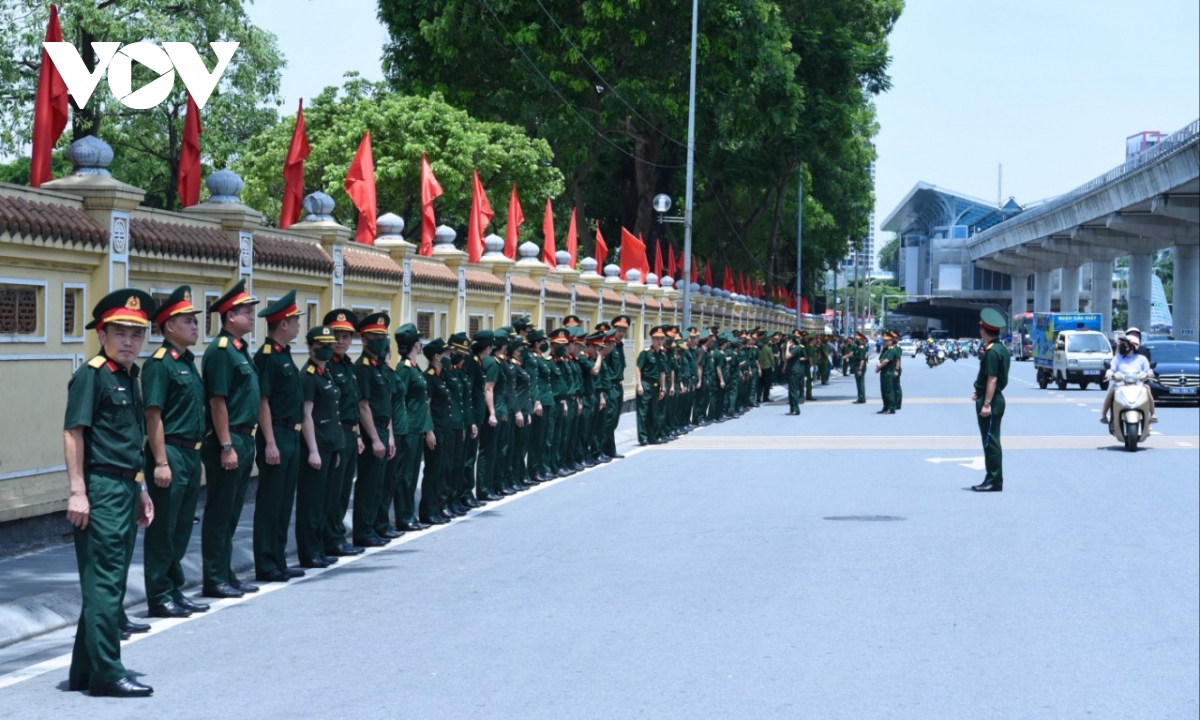 Người dân đổ ra đường chờ đợi tiễn biệt Tổng Bí thư Nguyễn Phú Trọng - Ảnh 6.