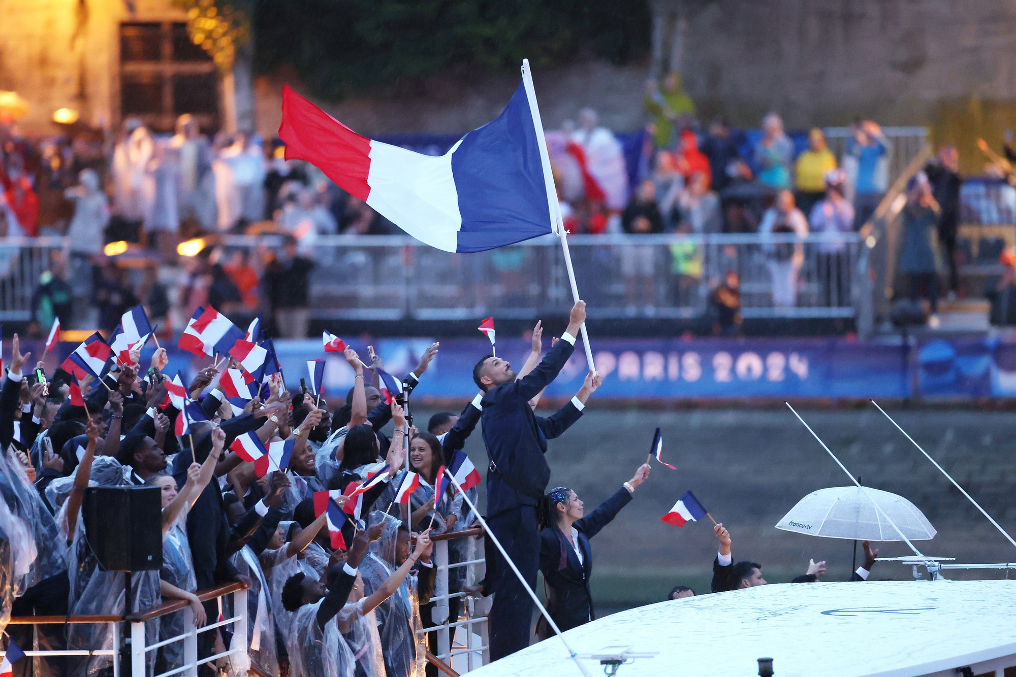 Khai mạc Olympic Paris: Khi sông Seine lịch sử hóa thành sân khấu thắp sáng nước Pháp- Ảnh 3.