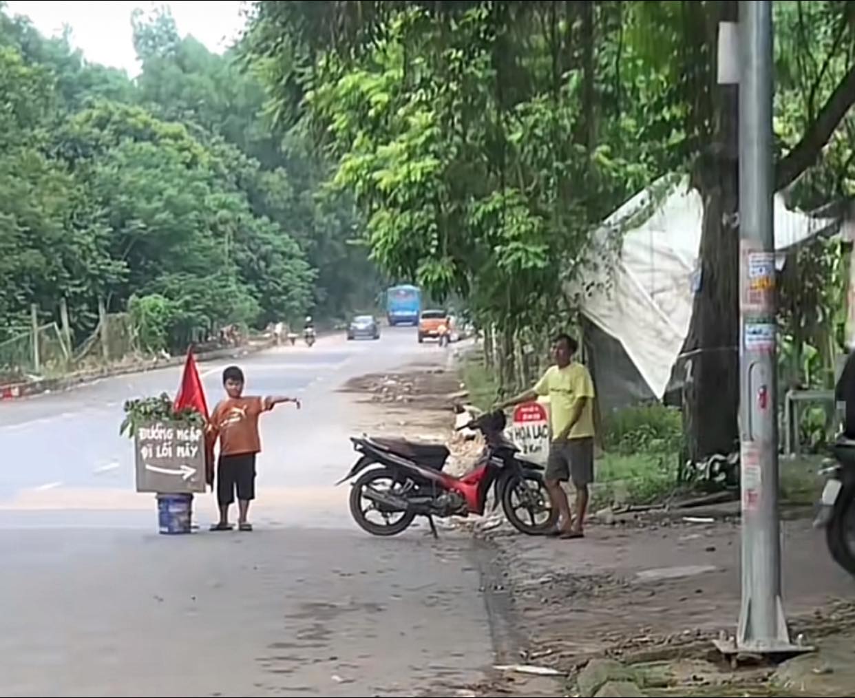 Tấm biển &quot;lạ&quot; giữa làn nước ngập ở đại lộ Thăng Long của 3 chú cháu: Đứng suốt 5 tiếng không thấy mỏi chân- Ảnh 2.