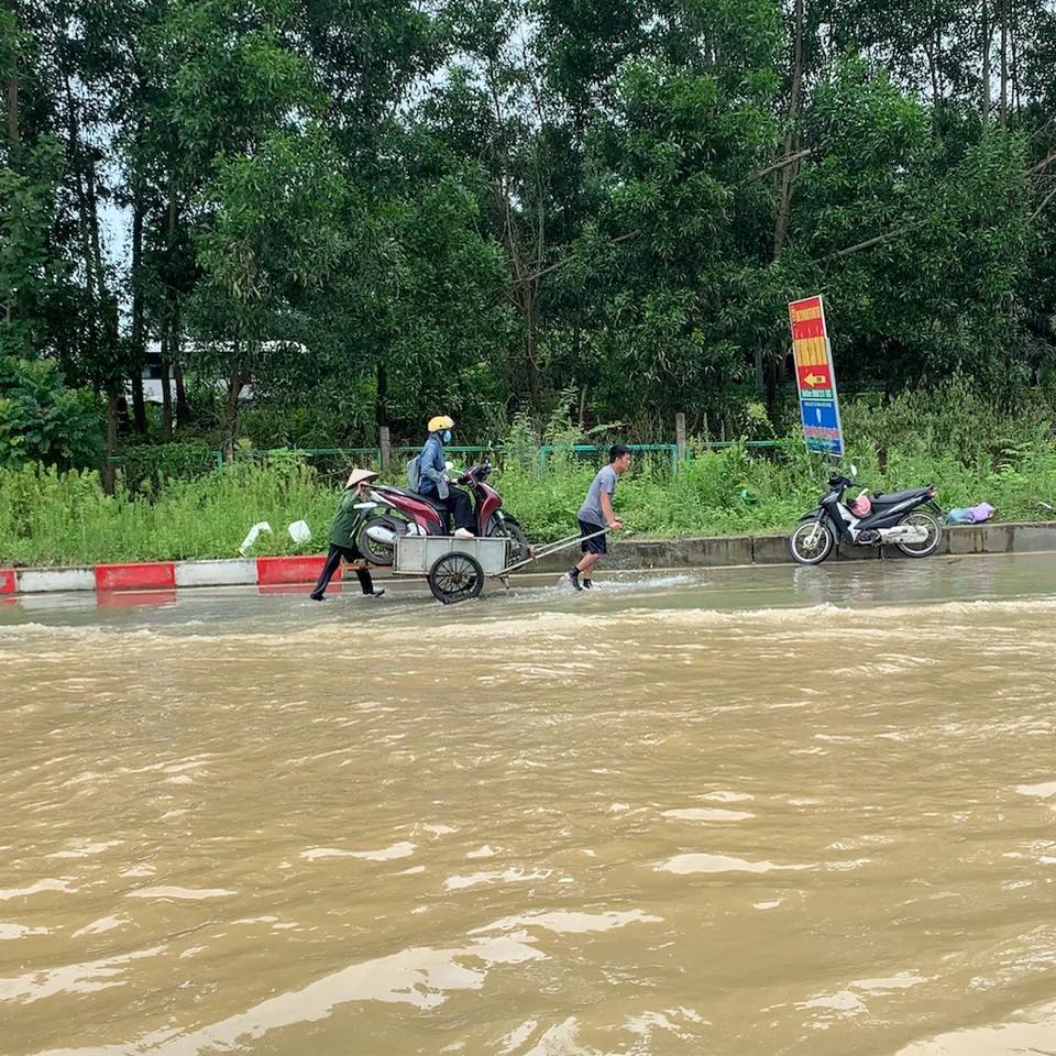 Tấm biển &quot;lạ&quot; giữa làn nước ngập ở đại lộ Thăng Long của 3 chú cháu: Đứng suốt 5 tiếng không thấy mỏi chân- Ảnh 3.