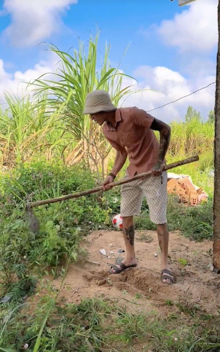 “Chú rể nghèo” cưới vợ trong căn nhà rách tươm gây sốc giờ ra sao?- Ảnh 11.