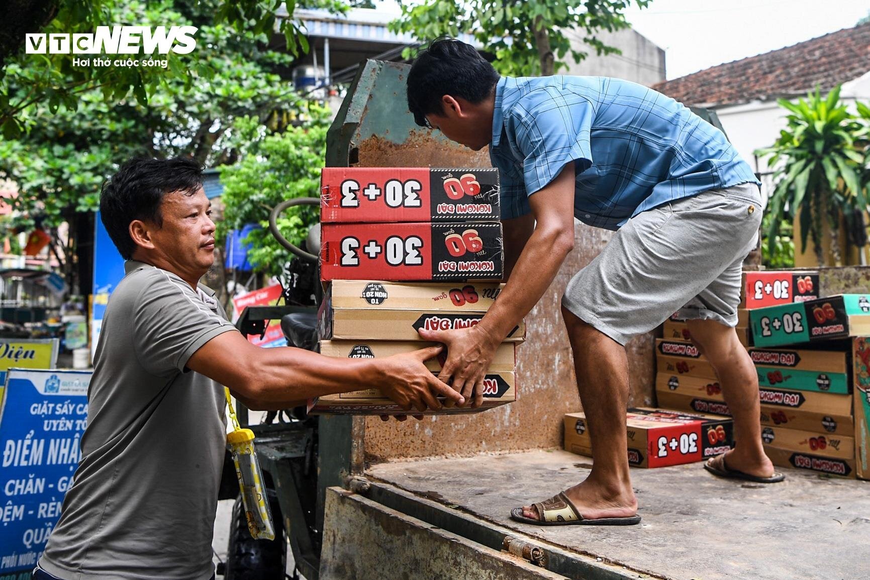 Bị cô lập vì nước lũ, dân Hà Nội sống cảnh không điện nước, chèo thuyền vào làng - Ảnh 6.