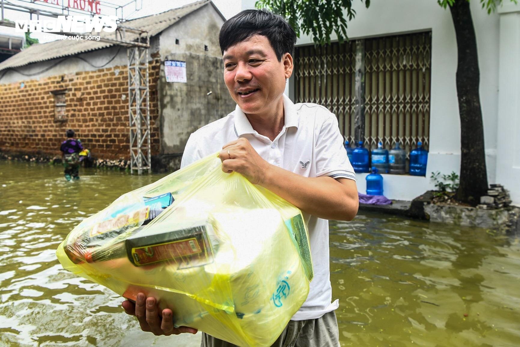 Bị cô lập vì nước lũ, dân Hà Nội sống cảnh không điện nước, chèo thuyền vào làng - Ảnh 7.