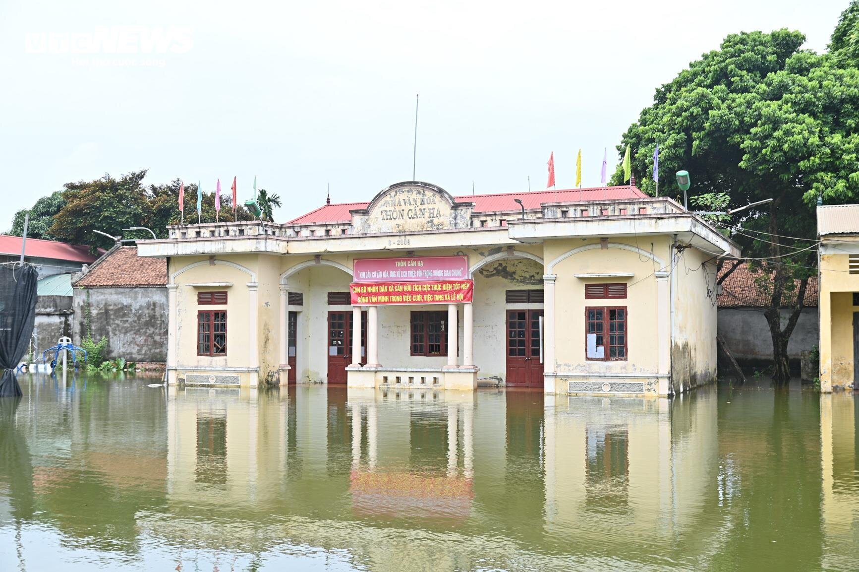 Bị cô lập vì nước lũ, dân Hà Nội sống cảnh không điện nước, chèo thuyền vào làng - Ảnh 11.