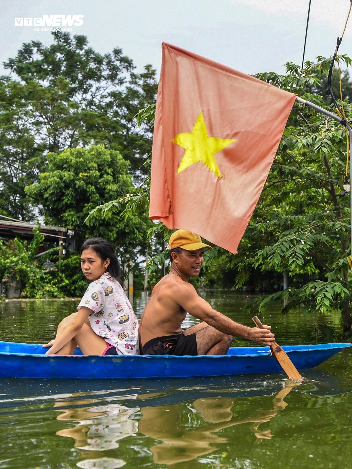 Bị cô lập vì nước lũ, dân Hà Nội sống cảnh không điện nước, chèo thuyền vào làng - Ảnh 4.