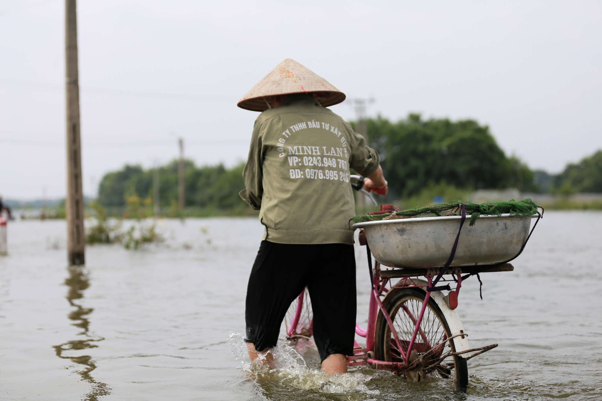 Hà Nội: Ngôi làng bị nước bủa vây như &quot;ốc đảo&quot;, người dân đổ xô đến tập bơi- Ảnh 11.