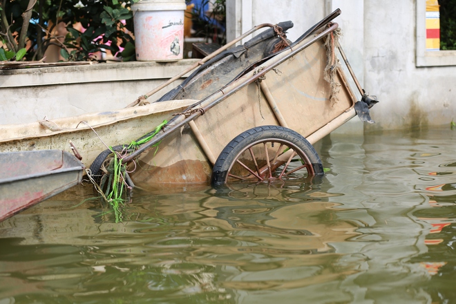 Hà Nội: Ngôi làng bị nước bủa vây như &quot;ốc đảo&quot;, người dân đổ xô đến tập bơi - Ảnh 1.