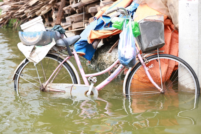 Hà Nội: Ngôi làng bị nước bủa vây như &quot;ốc đảo&quot;, người dân đổ xô đến tập bơi - Ảnh 2.