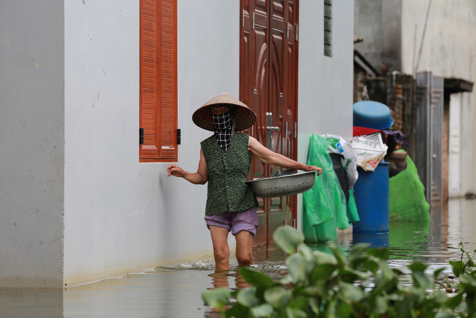 Hà Nội: Ngôi làng bị nước bủa vây như &quot;ốc đảo&quot;, người dân đổ xô đến tập bơi- Ảnh 10.