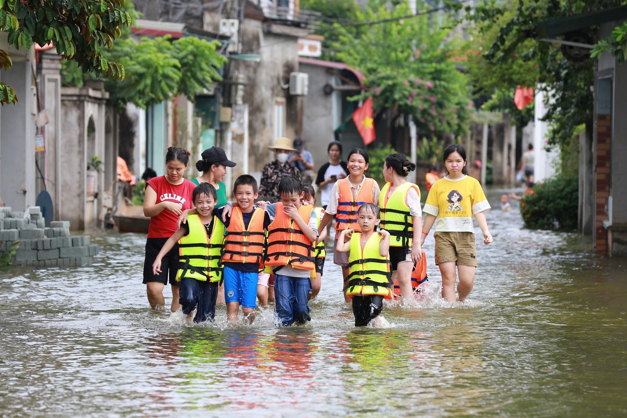 Hà Nội: Ngôi làng bị nước bủa vây như &quot;ốc đảo&quot;, người dân đổ xô đến tập bơi- Ảnh 14.