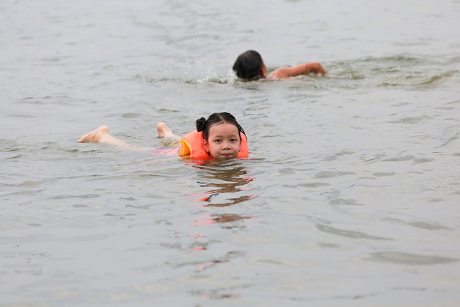 Hà Nội: Ngôi làng bị nước bủa vây như &quot;ốc đảo&quot;, người dân đổ xô đến tập bơi - Ảnh 13.