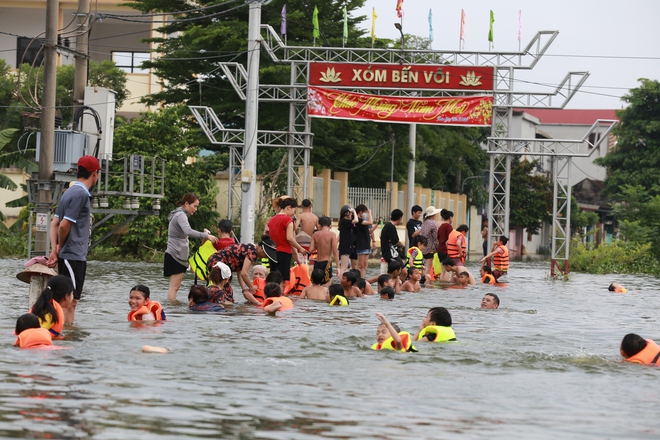 Hà Nội: Ngôi làng bị nước bủa vây như &quot;ốc đảo&quot;, người dân đổ xô đến tập bơi - Ảnh 12.