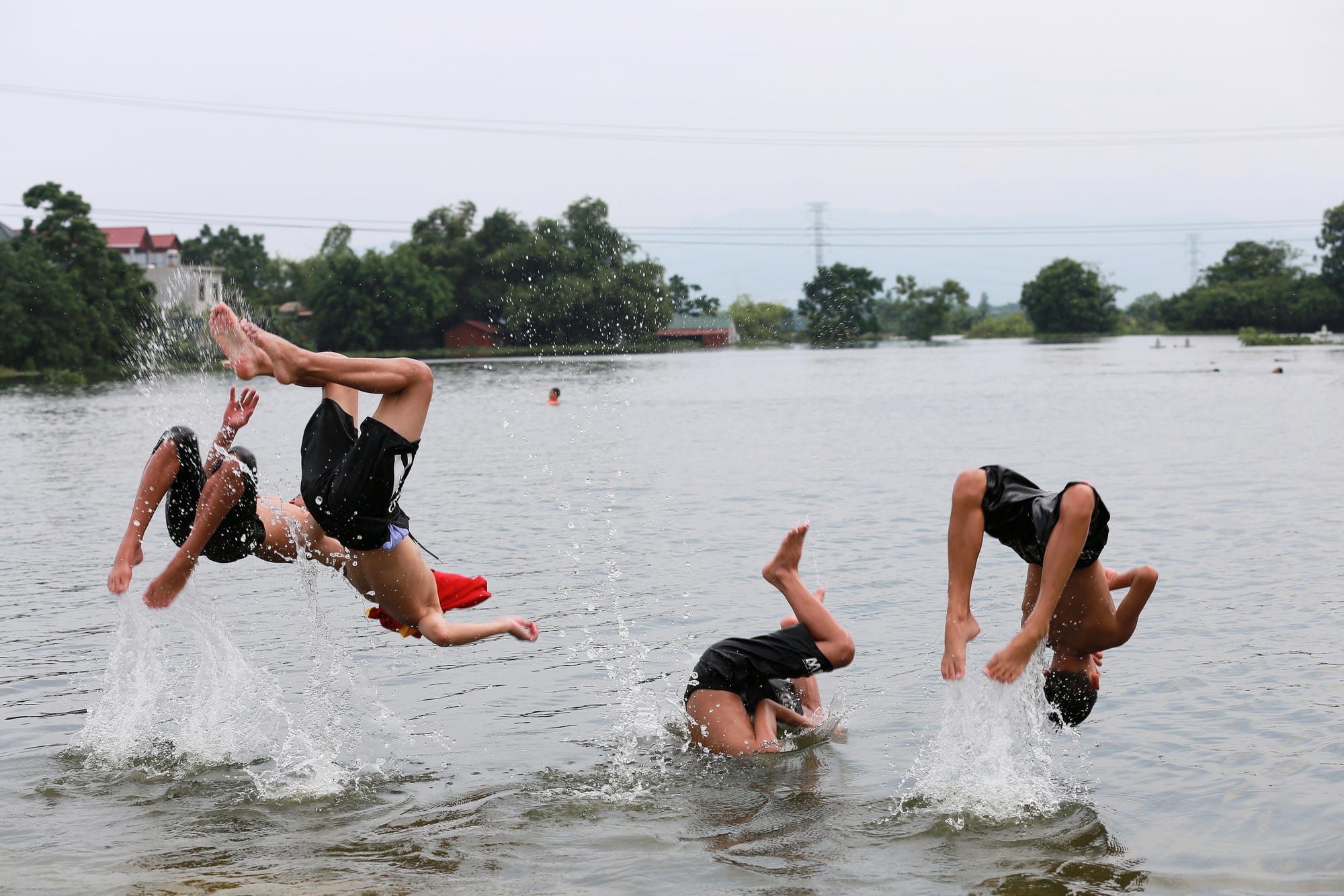 Hà Nội: Ngôi làng bị nước bủa vây như &quot;ốc đảo&quot;, người dân đổ xô đến tập bơi- Ảnh 18.