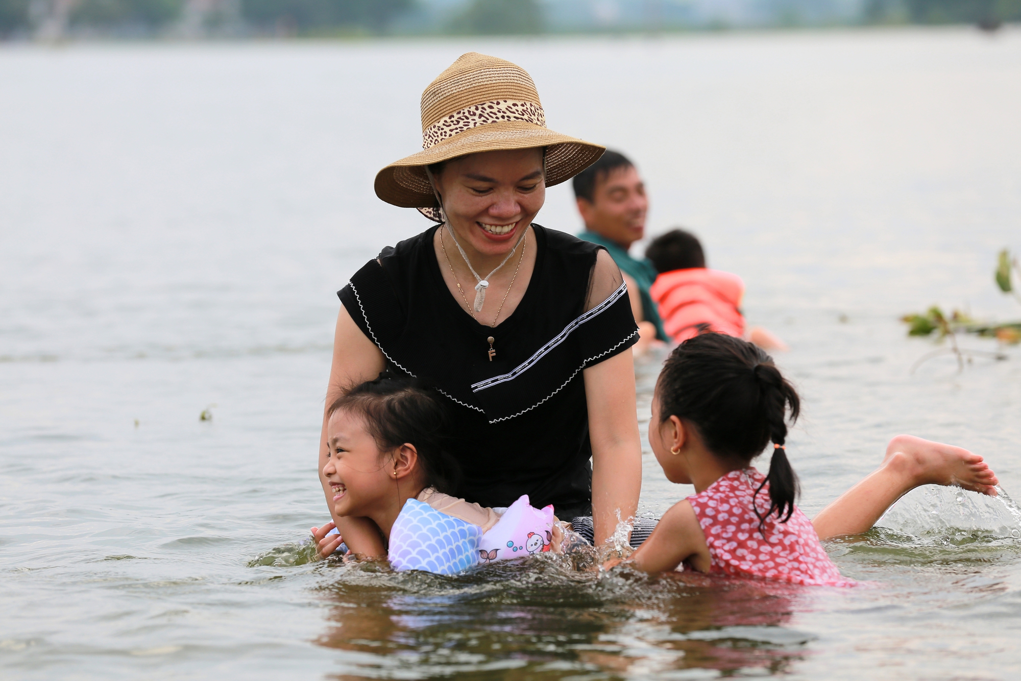 Hà Nội: Ngôi làng bị nước bủa vây như &quot;ốc đảo&quot;, người dân đổ xô đến tập bơi- Ảnh 20.