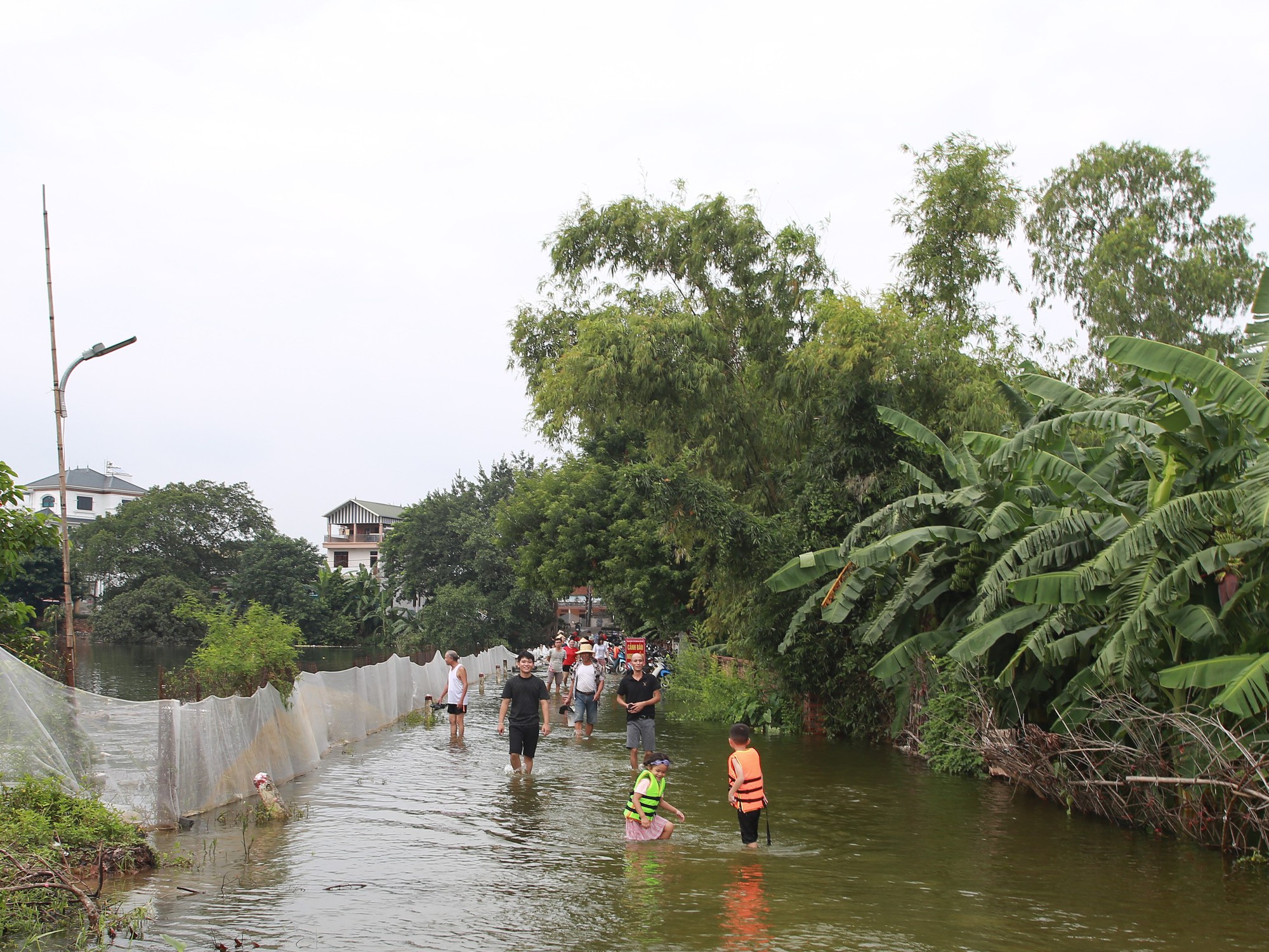 Hà Nội: Ngôi làng bị nước bủa vây như &quot;ốc đảo&quot;, người dân đổ xô đến tập bơi- Ảnh 22.