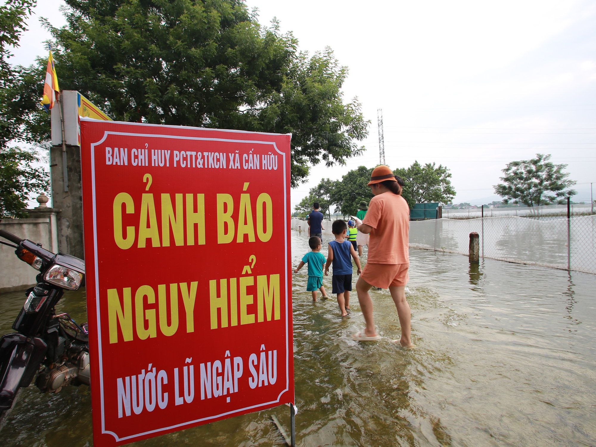 Hà Nội: Ngôi làng bị nước bủa vây như &quot;ốc đảo&quot;, người dân đổ xô đến tập bơi- Ảnh 21.