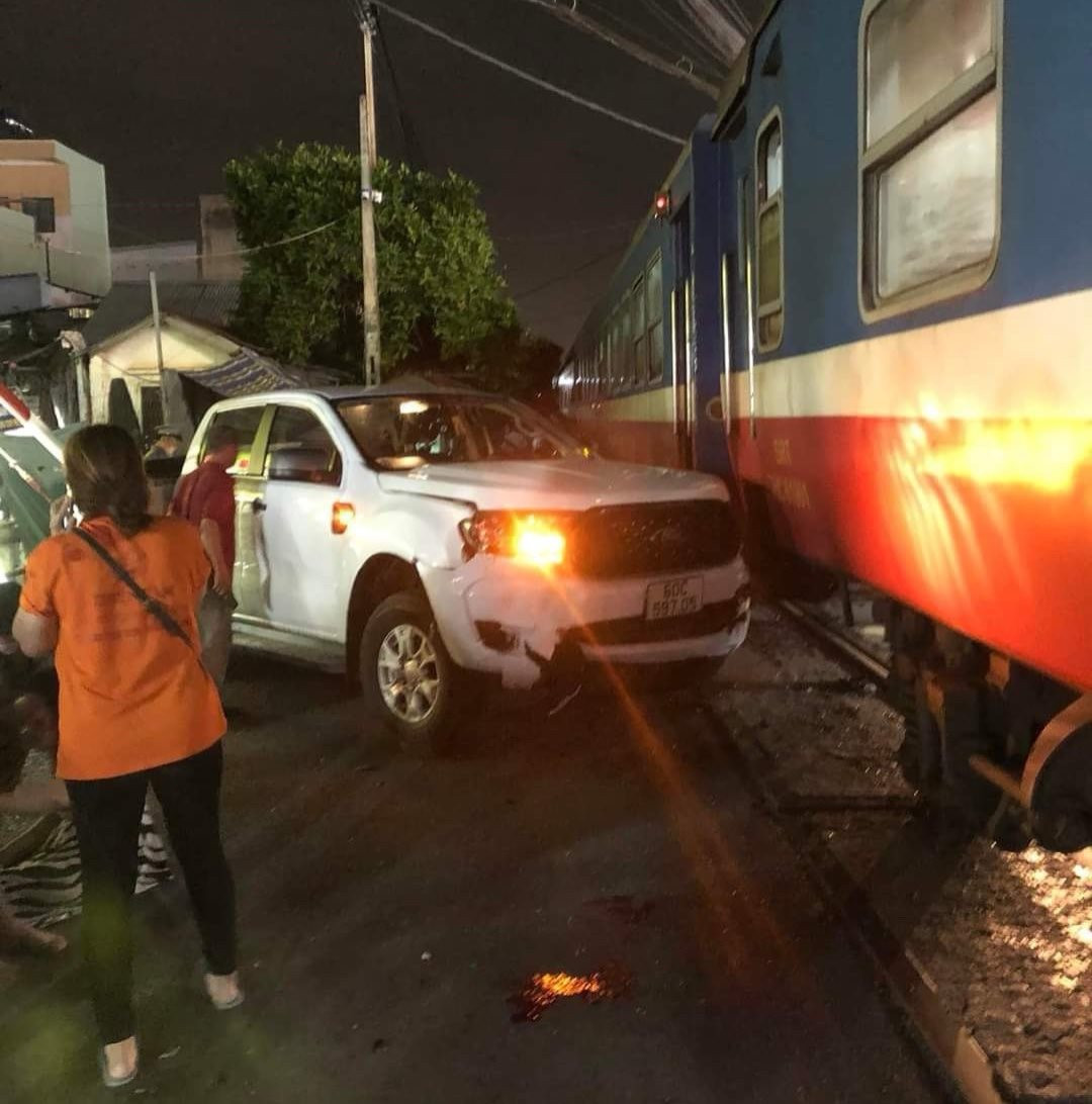 Hiện trường kinh hoàng vụ xe bán tải cố vượt rào chắn, bị tàu hỏa đâm văng khiến 5 người thương vong- Ảnh 11.