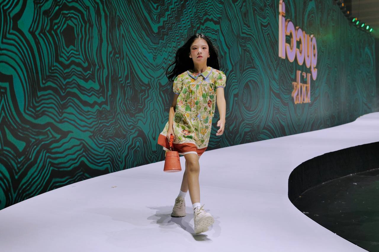 HOT: Mẫu Việt 10 tuổi Ella Bùi mở màn cho show Gucci Kids, thần thái quá đỉnh- Ảnh 6.