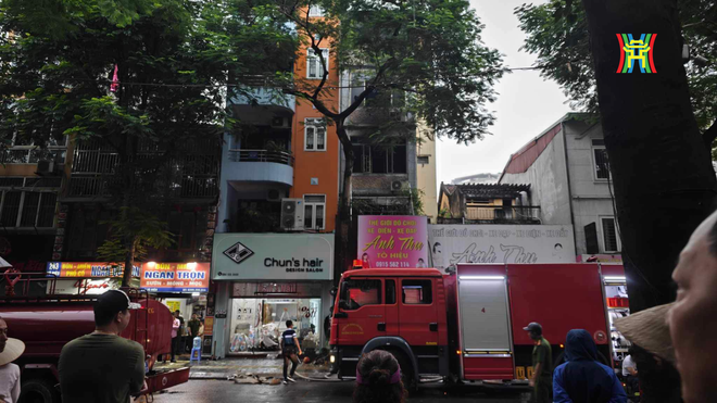 Nhân chứng vụ cháy cửa hàng ở Hà Nội sáng nay: "Cửa cuốn tầng 1 đóng kín nên mọi nỗ lực đều bất thành" - Ảnh 2.