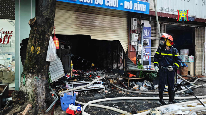Nhân chứng vụ cháy cửa hàng ở Hà Nội sáng nay: "Cửa cuốn tầng 1 đóng kín nên mọi nỗ lực đều bất thành" - Ảnh 1.