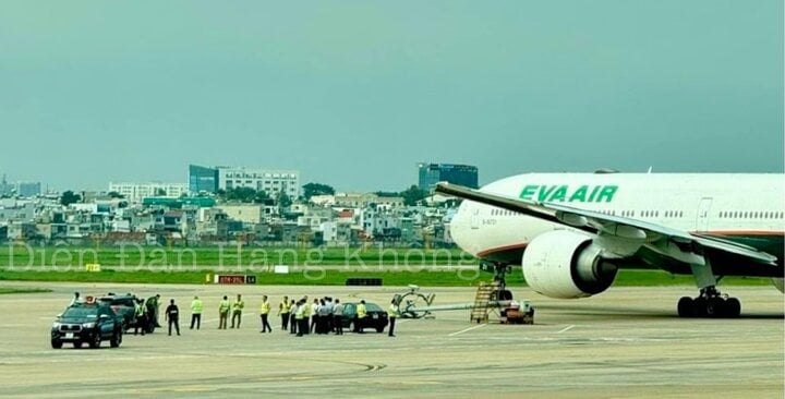 Máy bay va vào cột đèn ở Tân Sơn Nhất, phải quay về bến đỗ - Ảnh 1.