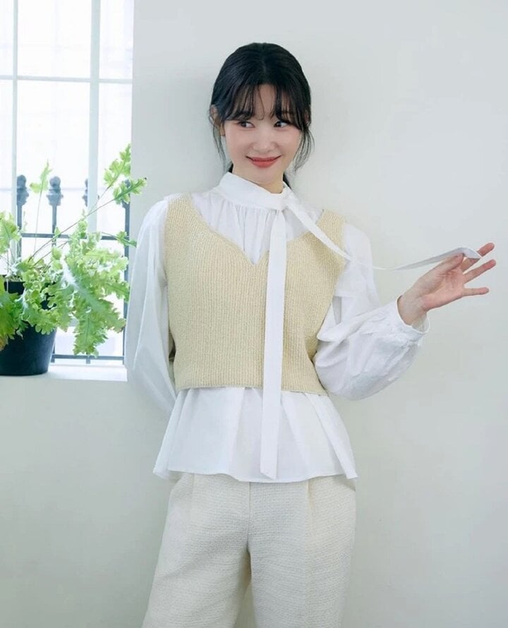 Kiểu áo blouse điệu đà giúp bạn có diện mạo hút hồn - Ảnh 1.