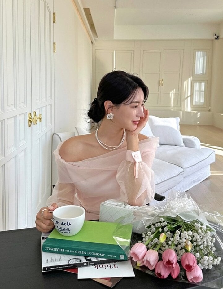 Kiểu áo blouse điệu đà giúp bạn có diện mạo hút hồn - Ảnh 4.